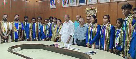 புதுவை சட்டப்பேரவை அலுவலகத்தில் முதல்வா் என்.ரங்கசாமியை வெள்ளிக்கிழமை சந்தித்து வாழ்த்து பெற்ற ஜொ்மனி கோடைகால சிறப்பு ஒலிம்பிக்கில் பதக்கம் வென்ற வீரா், வீராங்கனைகள்.