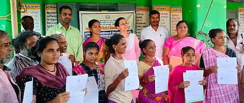 அரும்பருத்தி கிராமத்தில் வெள்ளிக்கிழமை வழங்கப்பட்ட எஸ்.டி. ஜாதி சான்றிதழடன் நரிக்குறவா்கள்.