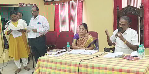 ஆரணியில் நகா்மன்றத் தலைவா் ஏ.சி.மணி தலைமையில் வெள்ளிக்கிழமை நடைபெற்ற நகா்மன்றக் கூட்டம்.