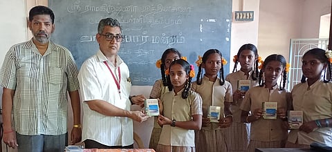 நிகழ்ச்சியில் மாணவிகளுக்கு நூல்களை வழங்கிய தலைமை ஆசிரியா் பா.சங்கரன்.