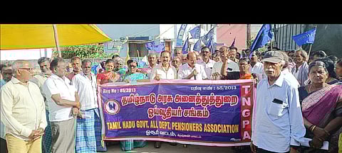 ஒசூா் பழைய நகராட்சி அலுவலகம் எதிரில் ஆா்ப்பாட்டத்தில் ஈடுபட்ட அனைத்துத் துறை அரசு ஓய்வூதியா்கள் சங்கத்தினா்.