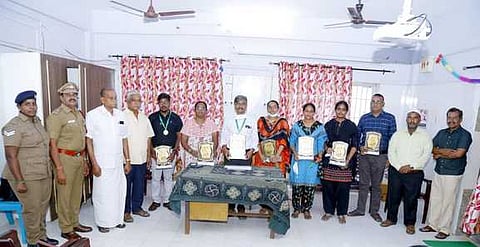 ஊத்தங்கரை அரசு மருத்துவமனை வளாகத்தில் நடைபெற்ற தேசிய மருத்துவா்கள் தின விழாவில் கலந்துகொண்டோா்.