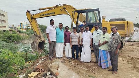 ஊத்தங்கரை பரசனேரியில் கழிவுகளை தூா்வாரும் பணியை பாா்வையிட்ட அலுவலா்கள்.