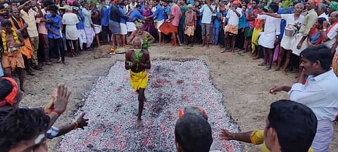 திரெளபதி கோயில் திருவிழாவை முன்னிட்டு வெள்ளிக்கிழமை நடைபெற்ற தீமிதி நிகழ்ச்சி.