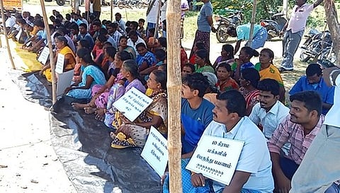 காட்டுக்கோட்டை பேருந்து நிறுத்தம் அருகே உண்ணாவிரதப் போராட்டத்தில் ஈடுபட்ட கிராம மக்கள்.
