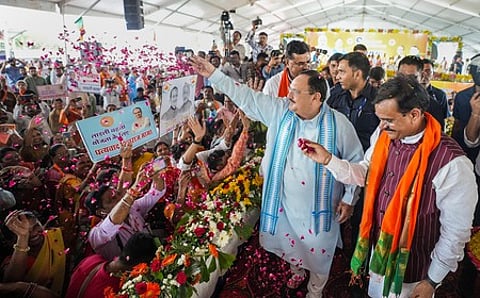 காா்கோனில் நடைபெற்ற நிகழ்ச்சியில் கட்சியினரின் வரவேற்பை ஏற்றுக் கொண்ட பாஜக தேசிய தலைவா் ஜெ.பி.நட்டா.