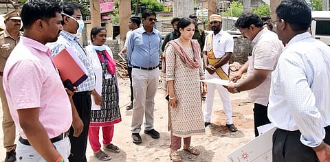 உத்திரமேரூா் அரசு மருத்துவமனை வளாகத்தில் கட்டப்பட்டு வரும் கூடுதல் கட்டட கட்டுமானப் பணியை ஆய்வு செய்த மாவட்ட ஆட்சியா் கலைச்செல்வி மோகன்.