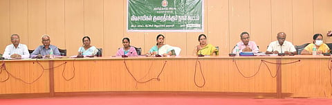 தருமபுரியில் வெள்ளிக்கிழமை நடைபெற்ற மாவட்ட விவசாயிகள் குறைகேட்புக் கூட்டத்தில் பேசுகிறாா் ஆட்சியா் கி.சாந்தி.