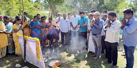சாலை மேம்பாட்டுப் பணி பூஜை நிகழ்வில் பங்கேற்ற சட்டப்பேரவை உறுப்பினா் எம்.நாகதியாகராஜன் உள்ளிட்டோா்.