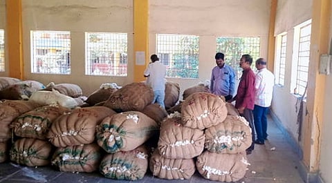 ஏலக்கூடத்தில் வைக்கப்பட்டுள்ள பஞ்சு மூட்டைகள்.