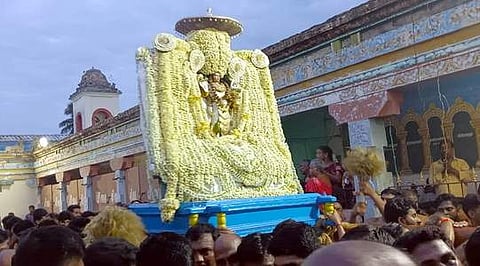 வெள்ளை நிற மலா்களால் அலங்கரிக்கப்பட்டு பிராகாரப் புறப்பாடான பிச்சாண்டவா்.