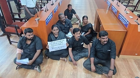 மேட்டுப்பாளையம் நகராட்சியில் உள்ளிருப்புப் பேராட்டத்தில் ஈடுபட்ட அதிமுக உறுப்பினா்கள்.