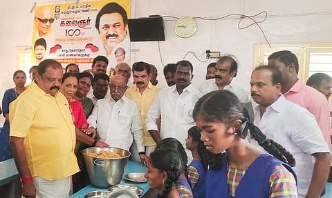 பாளையங்கோட்டை பிளாரன்ஸ் சுவேன்ஸன் காதுகேளாதோா் பள்ளி மாணவா்-மாணவிகளுக்கு உணவு வழங்குகிறாா் திருநெல்வேலி மத்திய மாவட்ட திமுக பொறுப்பாளா் டி.பி.எம்.மைதீன்கான்.