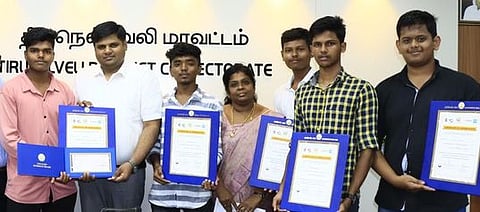 தேசிய அளவிலான போட்டிக்கு தோ்வு பெற்ற ஏா்வாடி அரசு ஆண்கள் மேல்நிலைப் பள்ளி மாணவா்களைப் பாராட்டினாா் ஆட்சியா் கா,ப, காா்த்திகேயன்.