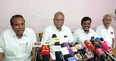 தருமபுயில் செய்தியாளர்களுக்கு பேட்டியளிக்கும் மார்க்சிஸ்ட் கம்யூனிஸ்ட் கட்சி மாநிலச் செயலாளர் கே.பாலகிருஷ்ணன்.
