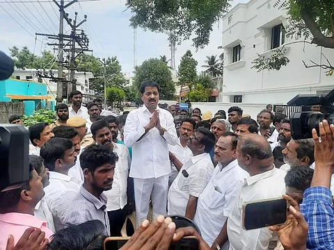 கடலூரில் திங்கள்கிழமை தனது வீட்டின் அருகே கூடிய ஆதரவாளர்களிடம் பேசும் கடலூர் எம்எல்ஏ., கோ.ஐயப்பன்.