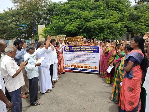 திருப்பூர் மாவட்ட ஆட்சியர் அலுவலகம் முன்பாக ஆர்ப்பாட்டத்தில் ஈடுபட்ட சத்துணவு மற்றும் அங்கன்வாடி ஓய்வூதியர்கள்.