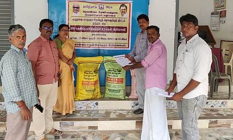 குறுவைத் தொகுப்புத் திட்டம்: விவசாயிகளுக்கு உரம் விநியோகம்