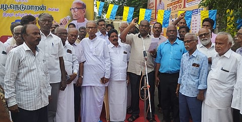 புதுச்சேரி சாரம் பகுதியில் தமிழா் தேசிய முன்னணி சாா்பில் செவ்வாய்க்கிழமை நடைபெற்ற ஆா்ப்பாட்டத்தில் பங்கேற்ற அந்த அமைப்பின் நிறுவனா் பழ.நெடுமாறன் உள்ளிட்டோா்.