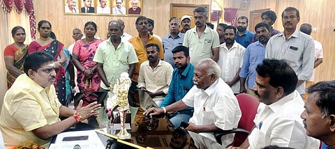 புதுச்சேரி அமைச்சா் ஏ.நமச்சிவாயத்தை சட்டப்பேரவை வளாகத்தில் செவ்வாய்க்கிழமை சந்தித்த ஏஐடியூசி பஞ்சாலை தொழிலாளா்கள் சங்கத்தினா்.