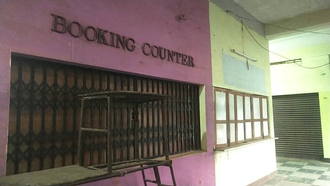 குமரி பேருந்து நிலையத்தில் பூட்டிக் கிடக்கும் முன்பதிவு மையம்