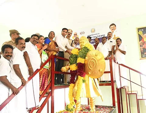 கட்டாலங்குளத்தில் அழகுமுத்துக்கோன் மணிமண்டபத்தில் உள்ள அவரது சிலைக்கு மாலை அணிவித்து மரியாதை செலுத்திய மாவட்ட ஆட்சியர் கி.செந்தில்ராஜ், மாவட்ட காவல் கண்காணிப்பாளர் எல். பாலாஜி சரவணன் உள்ளிட்டோர்.