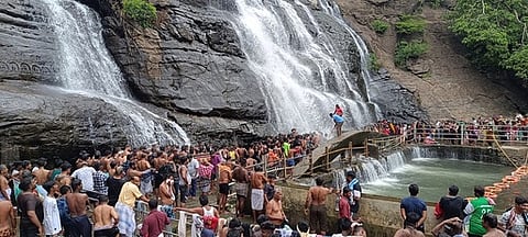 குற்றாலம் அருவிகளில் மிதமாக விழும் தண்ணீா்