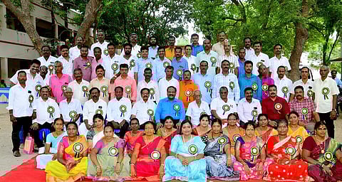 32ஆண்டுகளுக்கு பிறகு ஒன்று கூடிய மாணவா்கள்