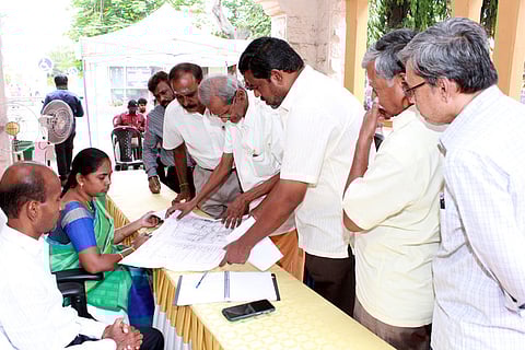 பொது மக்களிடம் இருந்து மனுக்களை பெறுகிறாா் மேயா் கல்பனா ஆனந்தகுமாா்.