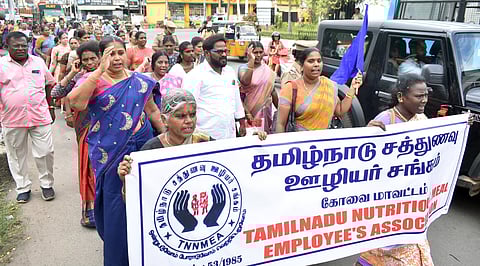 ஊா்வலத்தில் ஈடுபட்ட தமிழ்நாடு சத்துணவு ஊழியா் சங்கத்தினா்.