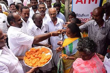 அதிமுகவினா் இனிப்பு வழங்கி கொண்டாட்டம்