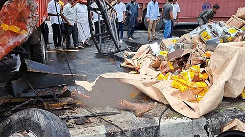 லாரி விபத்தில் சம்பவ இடத்திலேயே இறந்து கிடக்கும் ஆற்காடு பகுதியை சேர்ந்த லாரி கிளீனர் சிவகுமார்