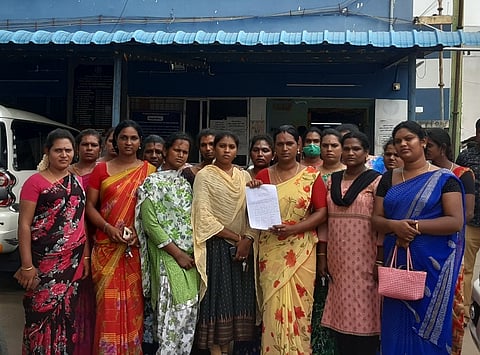 திருமுருகன்பூண்டி நகராட்சி அலுவலகத்தை முற்றுகையிட்ட திருநங்கைகள்