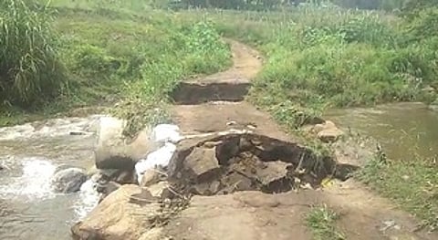 பள்ளங்கி கோம்பை பகுதியில் தரைப்பாலம் சேதம்