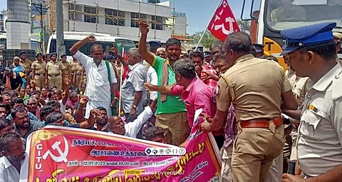 கடையநல்லூரில் மறியலில் ஈடுபட்ட தூய்மை பணியாளர்கள் கைது!