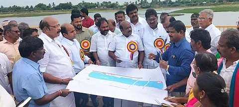 தஞ்சாவூர் சமுத்திரம் ஏரியில் மேற்கொள்ளப்பட்டு வரும் மேம்பாட்டு பணிகள் தொடர்பான வரைபடத்தை பார்வையிட்ட சட்டப்பேரவை மனுக்கள் குழுவினர்.