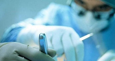 சிறுவனின் துண்டான தலையை ஒட்டவைத்த மருத்துவர்கள்