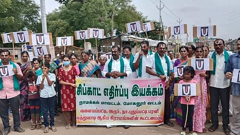 நாமக்கல் அருகே வளையப்பட்டியில் நெற்றியில் நாமம் போட்டு ஞாயிற்றுக்கிழமை காலை போராட்டத்தில் ஈடுபட்ட விவசாயிகள், பொதுமக்கள்