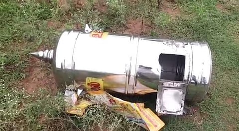 துத்திப்பட்டு என்ற இடத்தின் அருகே ரயில்வே தண்டவாலத்தின் ஓரத்தில் திருடர்கள் வீசிச்சென்றுள்ள உடைக்கப்பட்ட கோயில் உண்டியல்.