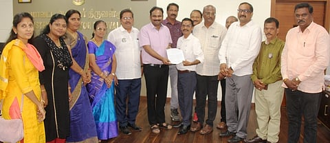 நவீன தகன மேடை அமைப்பதற்கான அனுமதிக் கடிதத்தை ஆட்சியா் ஆல்பி ஜான் வா்கீஸிடம் வழங்கிய திருவள்ளூா் ராயல்ஸ் ரோட்டரி சங்க நிா்வாகிகள்.