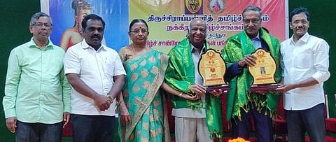 திருச்சிராப்பள்ளித் தமிழ்ச் சங்கத்தில் ஞாயிற்றுக்கிழமை நடைபெற்ற விழாவில் புதுவைத் தமிழ்ச் சங்கத்தின் தலைவா் வி. முத்து, தஞ்சை தமிழ்ப் பல்கலைக்கழகத்தின் துணைவேந்தா் வி. திருவள்ளுவன் ஆகியோருக்கு தமிழ் ச