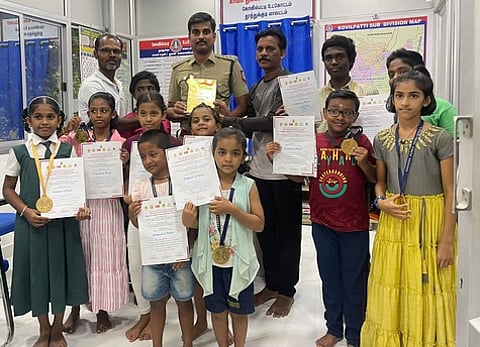 யோகா போட்டிகளில் வென்றோருடன் காவல் துணைக் கண்காணிப்பாளா் வெங்கடேஷ்.