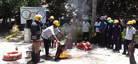 காடாம்புலியூா் தனியாா் நிறுவனத்தில் தீத்தடுப்பு, பேரிடா் கால மீட்பு குறித்து செயல்முறை விளக்கம் அளித்த பண்ருட்டி தீயணைப்பு நிலைய வீரா்கள்.