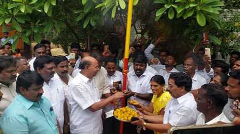 திண்டிவனம் அருகேயுள்ள தைலாபுரம் தோட்டத்தில் ஞாயிற்றுக்கிழமை கட்சிக் கொடியை ஏற்றி இனிப்புகளை வழங்கிய பாமக நிறுவனா் ராமதாஸ்.