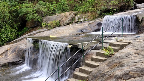 நீா் நிரம்பியோடும் கோவை குற்றாலம்.