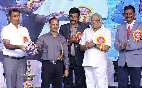 ஆண்டு விழா மலரை வெளியிடும் சென்னை சிபிஎஸ்சி மண்டல அலுவலா் தினேஷ்ராம் உள்ளிட்டோா்.