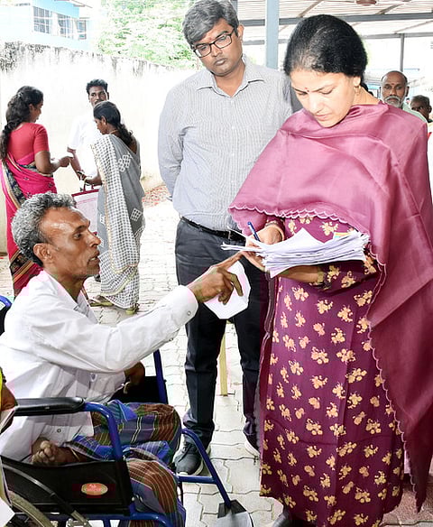 மாற்றுத்திறனாளி அளித்த மனுவைப் பெற்று விசாரித்த காஞ்சிபுரம் மாவட்ட ஆட்சியா் கலைச்செல்வி மோகன்.