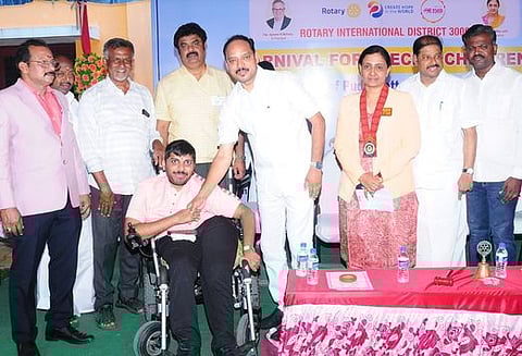 புதுக்கோட்டையில் நடைபெற்ற சிறப்புக் குழந்தைகளுக்கான கலைத் திருவிழாவில் பங்கேற்ற சதுரங்க வீரா் அங்கப்பனை வரவேற்ற புதுக்கோட்டை சட்டப்பேரவை உறுப்பினா் வை. முத்துராஜா.