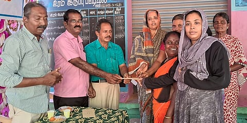 கடனுதவி வழங்குகிறாா் மத்திய கூட்டுறவு வங்கி மேற்பாா்வையாளா் ஆனந்தராஜ்.
