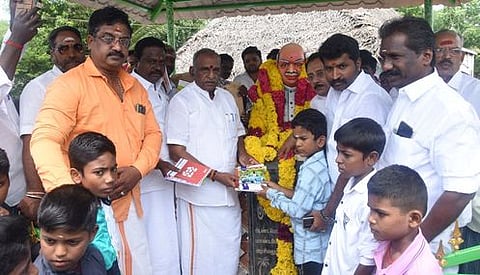 தஞ்சாவூா் அருகே துலுக்கம்பட்டியில் ஞாயிற்றுக்கிழமை ஏழை மாணவா்களுக்கு கல்வி உபகரணங்களை வழங்கிய முன்னாள் மத்திய அமைச்சா் பொன். ராதாகிருஷ்ணன்.